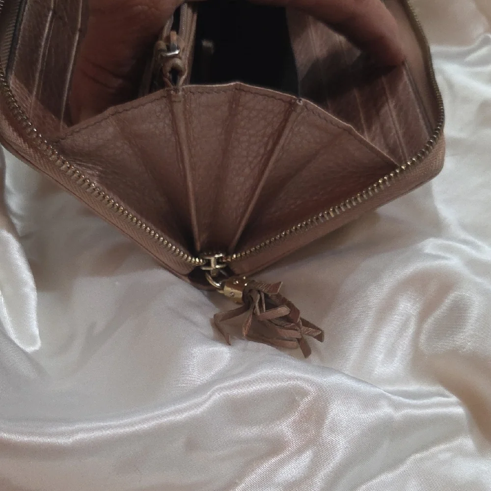 Gucci Soho Rose Leather Zip Around Wallet - Picture 12 of 14